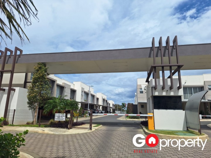 En venta linda casa en Condominio Palermo, Heredia