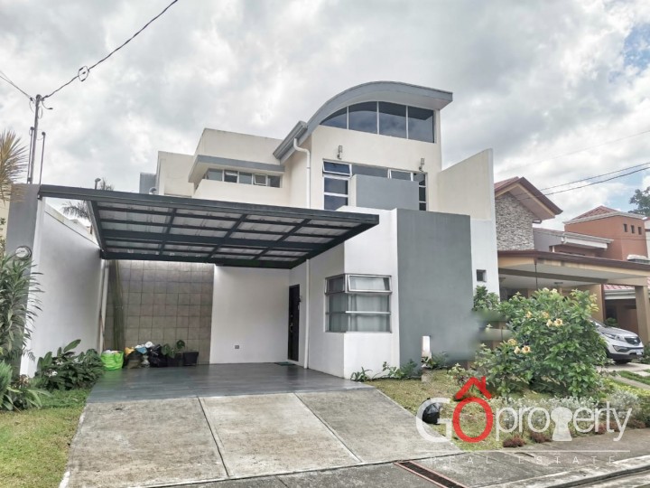 Venta de casa con habitación en primer planta en Condominio, Curridabat, San José