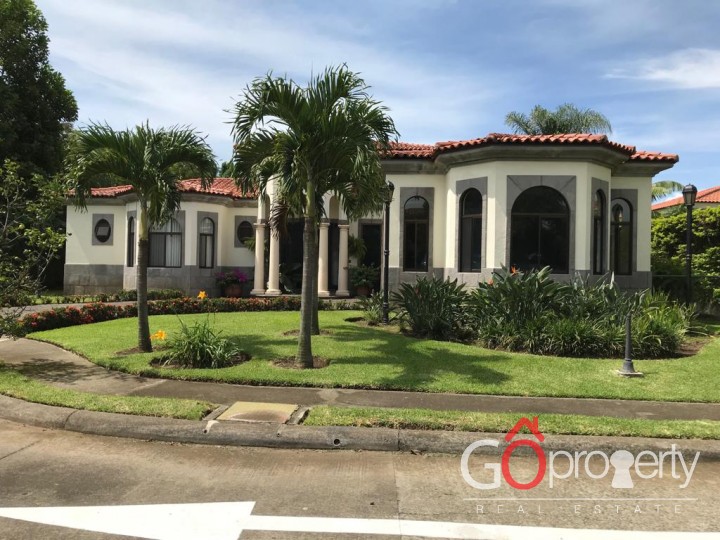 Se vende condominio de una planta en Belén, Heredia.