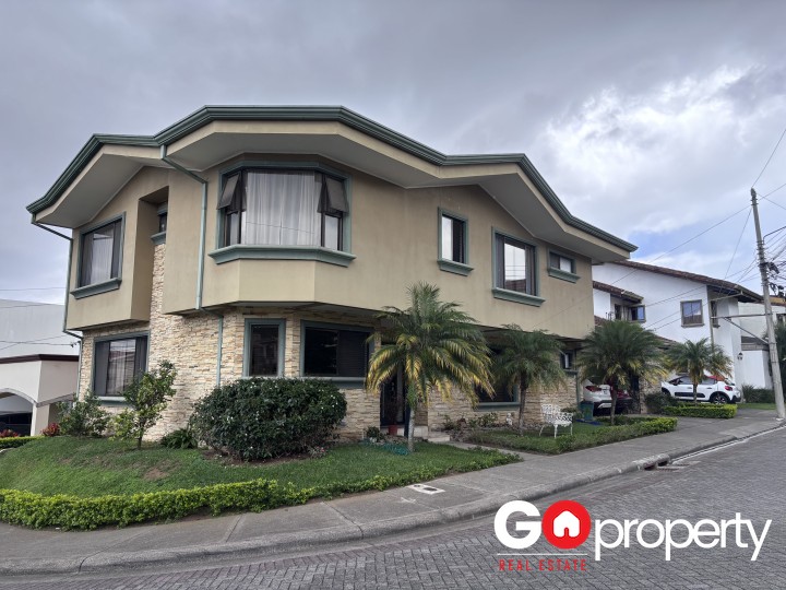 En venta linda casa en condominio Lomas de Granadilla, Curridabat