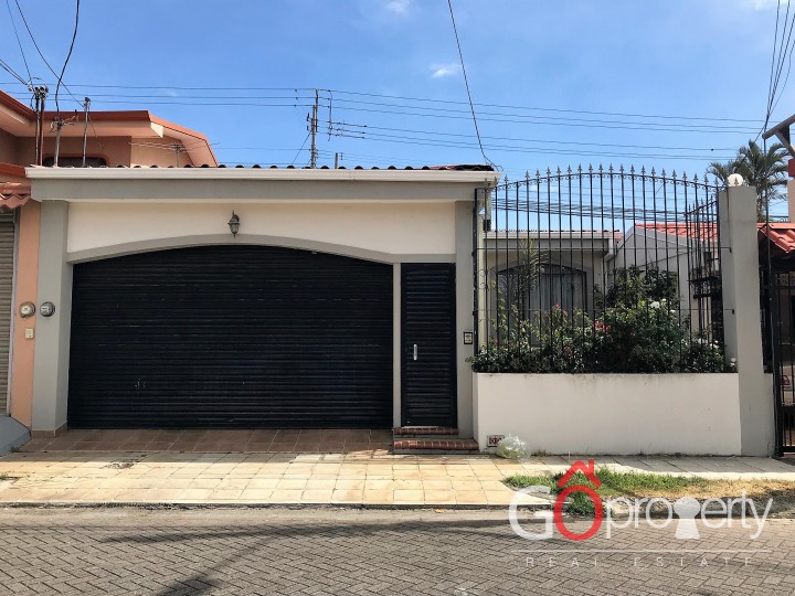 Venta de Casa en Residencial con seguridad, Tres Ríos.