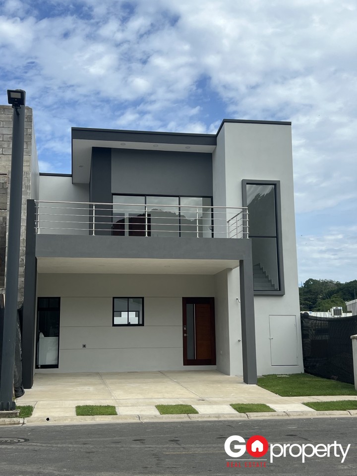 En venta casa de dos niveles en Herradura, Puntarenas