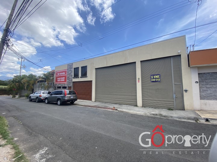 Venta de bodega comercial con tres apartamentos en Curridabat, San José